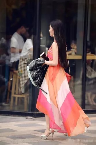 路人街拍，可爱小姐姐穿着清凉，身上一点赘肉都没有，长相耐看
