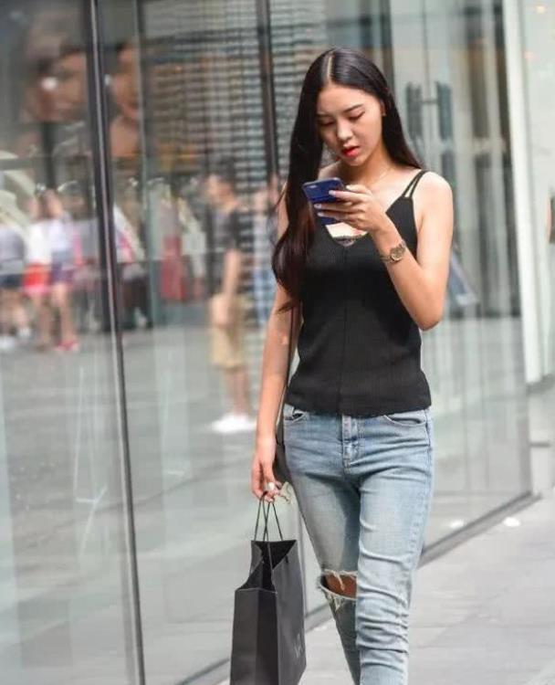  秋月|街拍：皎若秋月的美女，一件白色短袖配漏洞牛仔裤，时尚靓丽气息