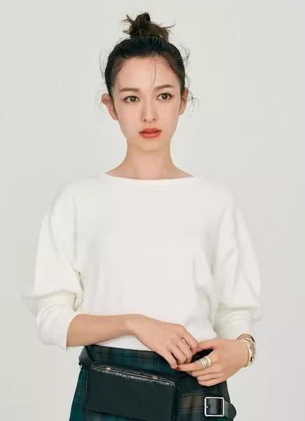 『披肩发』你还只会一种发型？告别呆板，试试这5种发型，中长发也能很百变