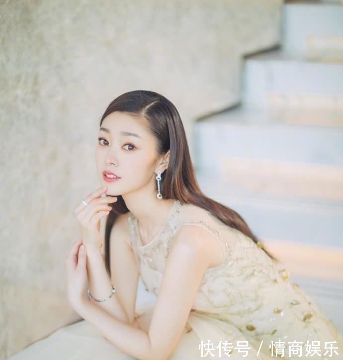 宋轶惊艳了! 深V领直接开到肚脐眼, 网友: 平胸也可以很性感!