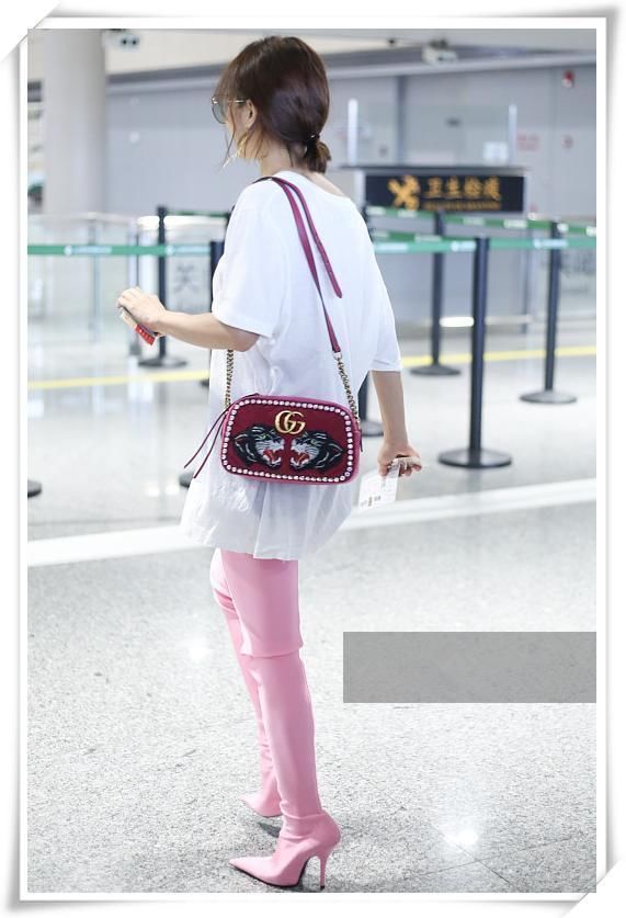 没蔡依林的腿真别把靴子当裤子穿,像周冬雨这样撑不起来就尴尬了