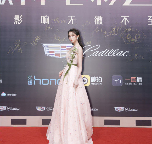 20岁关晓彤逆袭了，穿粉色吊带裙美炸天，网友：终于穿对一次了