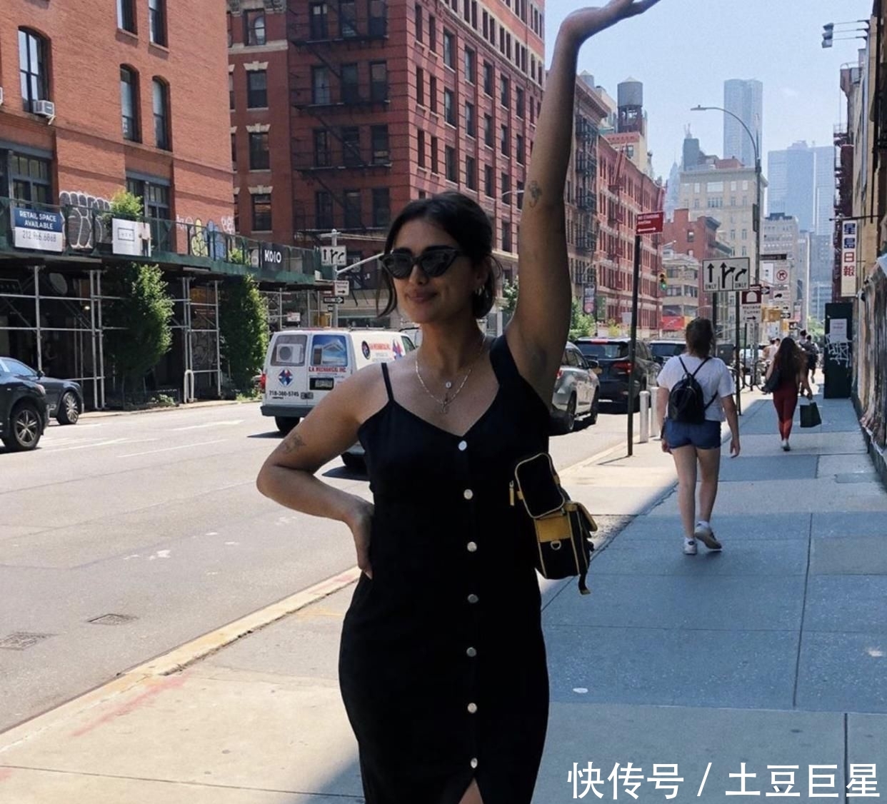 『时装周』26岁的她横扫四大时装周,成为史上第一位为香奈儿走秀的大码女模