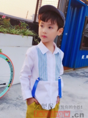 干净整齐的时尚小男孩发型 从小具备绅士风