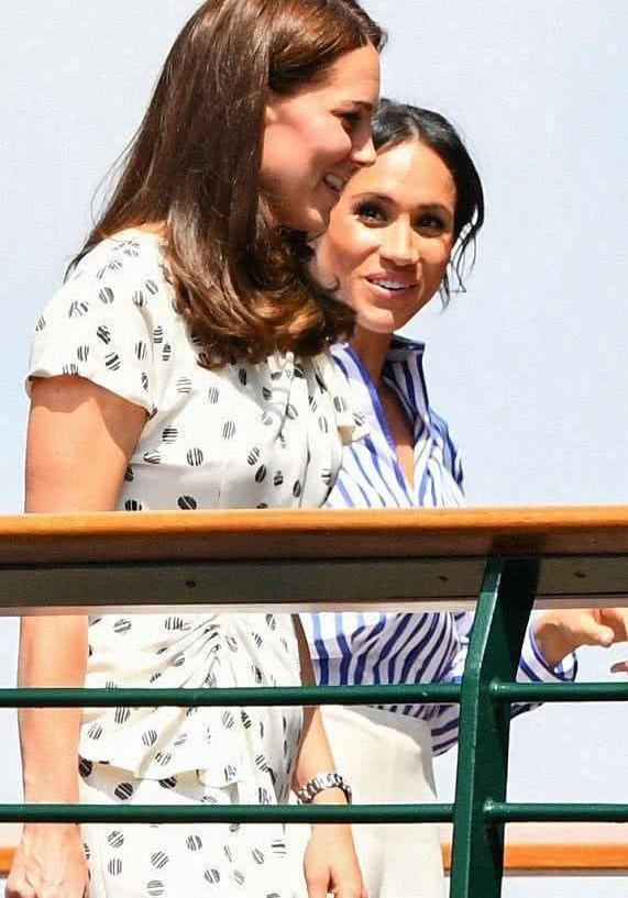 英国王妃凯特、梅根合体亮相, 梅根探头探脑, 凯特难掩贵族气质