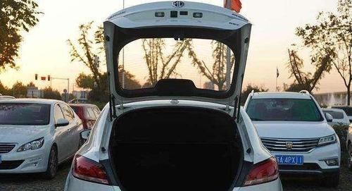  提醒■后车大灯闪三下是什么意思？懂以下汽车灯语的，都是老司