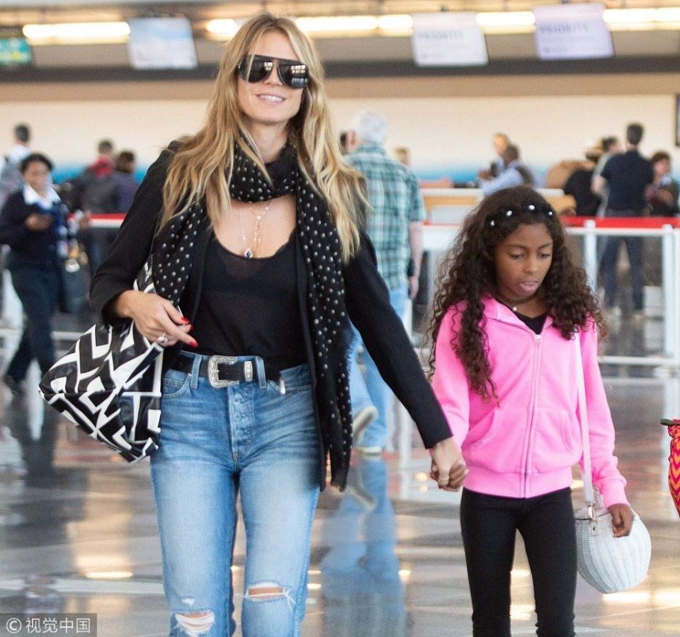 海蒂克鲁姆穿透视装若现内衣玩性感 牵手女儿机场“走秀”齐展逆