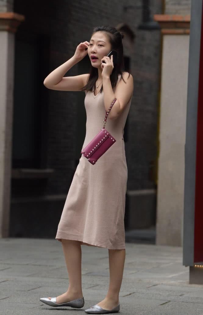 街拍:美女贴身连衣裙穿出丰满迷人身材,出来买菜都穿的这么性感