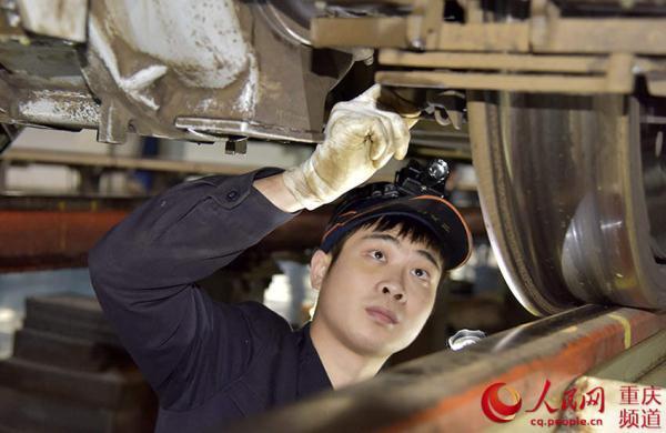 重庆:“动车医生”精诊细修 备战2019年春运