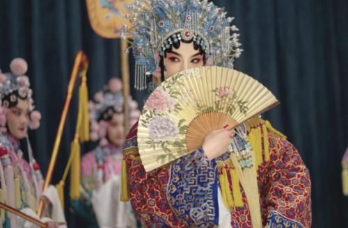  【鬓边不是海棠红】《海棠红》《延禧攻略》串戏，佘诗曼重操旧业做发型，网友看笑了