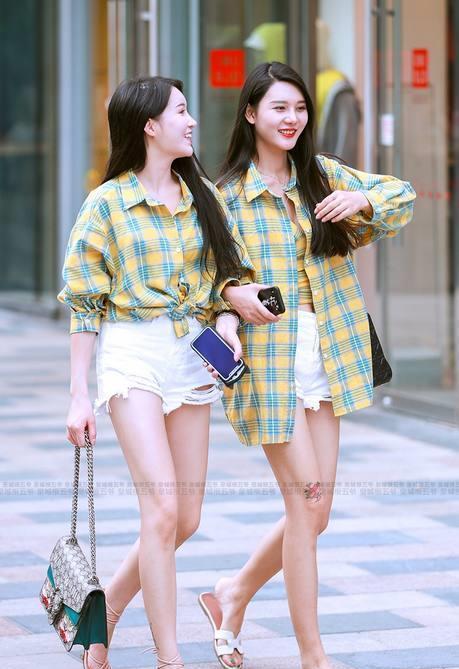 街拍：小姐姐高挑迷人超有女人味，美翻天了！