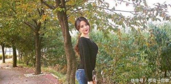 街拍小姐姐这身搭配很美，衣服裤子都很漂亮，精致的凉鞋也好看