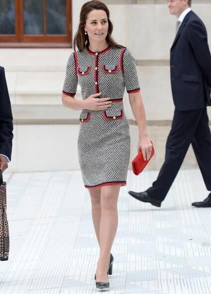 杨幂撞衫国际化，从韩国全智贤英国凯特王妃到维密天使，竟然没输