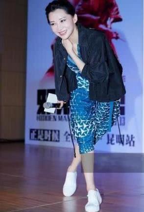 许晴穿连体裤，刘涛穿连体裤，原来已生育和未生育的区别这么大！