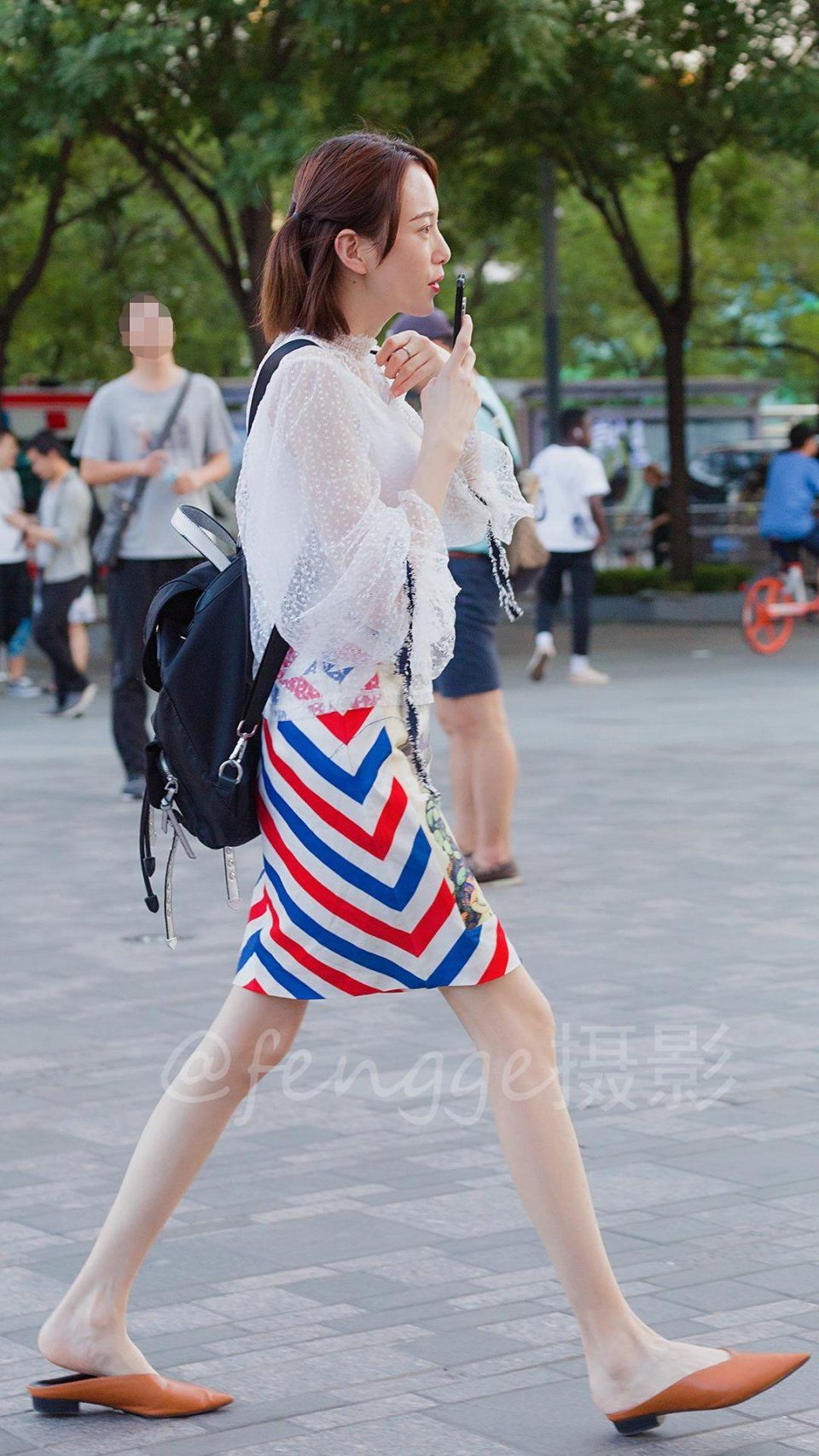 时尚街拍:小姐姐的大长腿太细了，用仙鹤腿来形容毫不为过