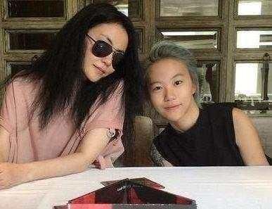 窦靖童审美跑偏，红毯上裤子迷之尴尬，网友：王菲也不敢这么穿！