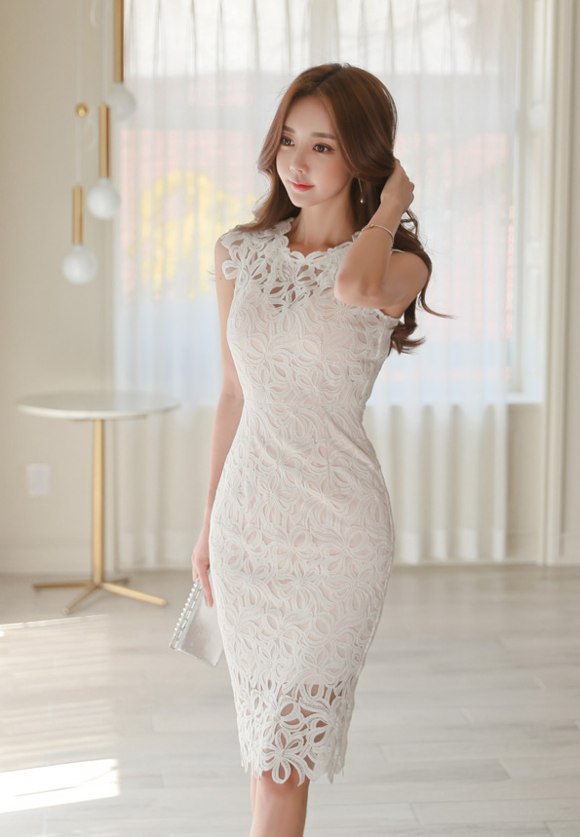 女神孙允珠，蔓叶夏菊釉白清凝古典刺绣裙