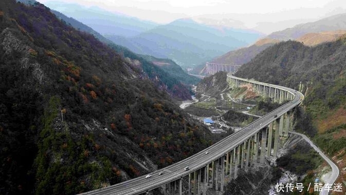 这才是中国真正的“天路”！240公里全程高架，过桥如同过山车