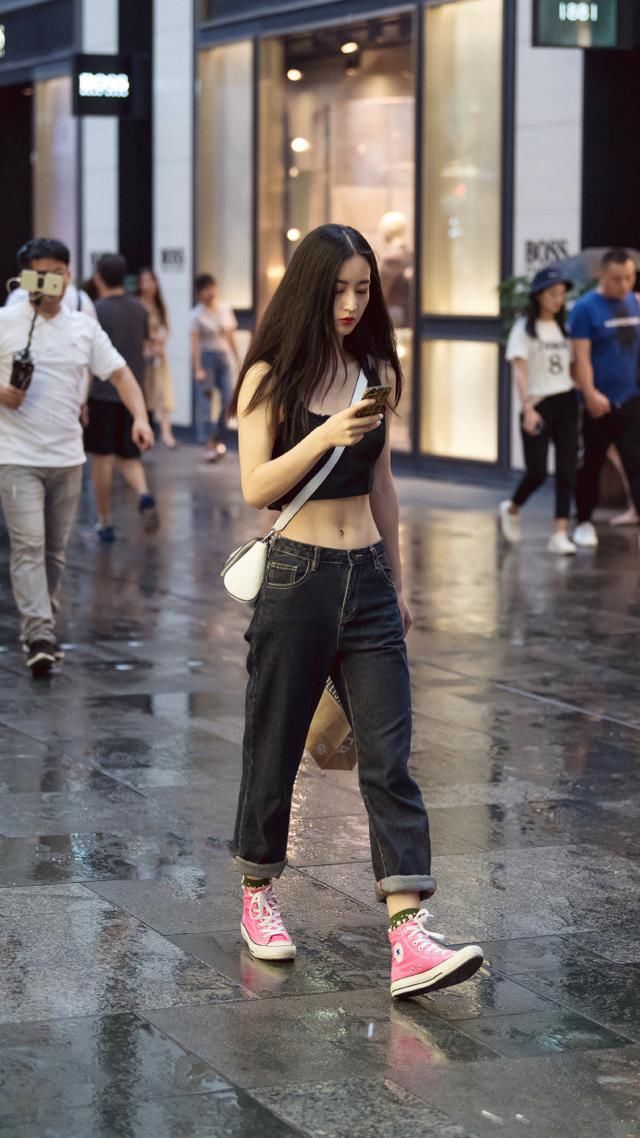 路人街拍，女人穿搭豹纹套装特别有范，夏天穿就更显时尚!