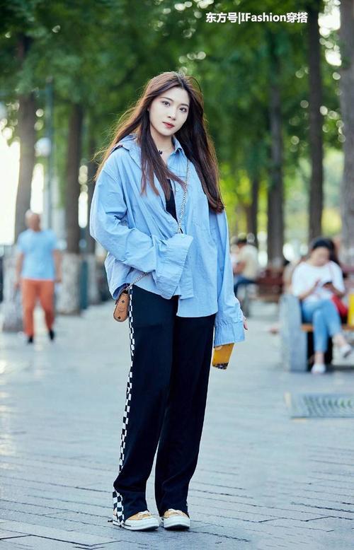 街拍：气质美女难得一见，小背心+超短裤，时髦又性感