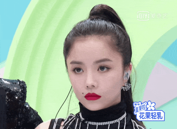 「滤镜」孔雪儿整丑了，15岁旧照简直翻版张含韵，秦牛正威无滤镜老十岁
