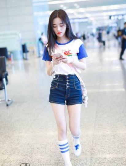 鞠婧祎“漫画腿”厉害了, 大夏天还穿长筒袜, 网友: 安全裤太抢眼