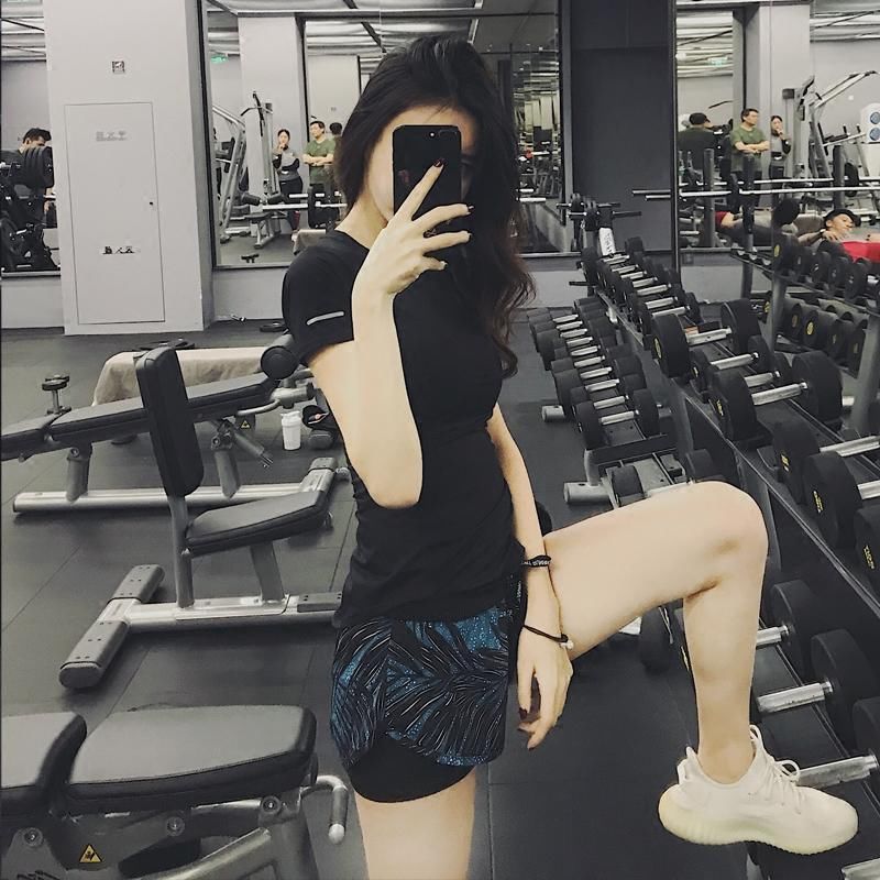 40岁老妈穿这身瑜伽服去健身,光背影就撩动很多人的心,美翻了