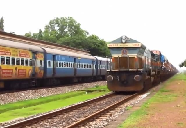 印度火车又开挂了？看到它拉的东西，我无话可说