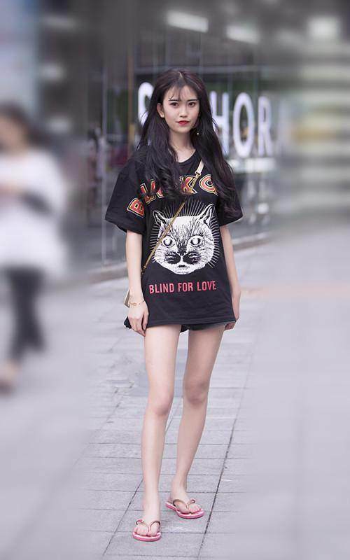 路人街拍，长相清秀的小姐姐，穿着简单又出众，洋溢着青春的气息