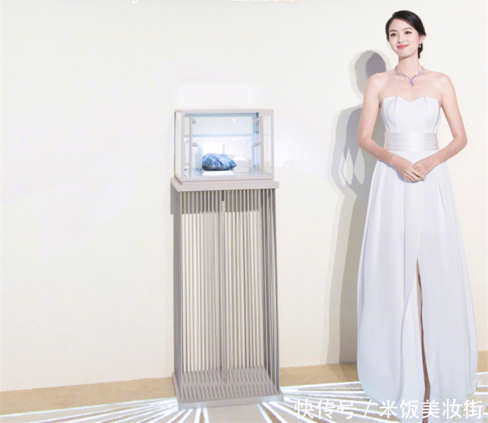 张梓琳穿白色连衣裙优雅动人，尽显端庄姿态，网友：这身材简直了