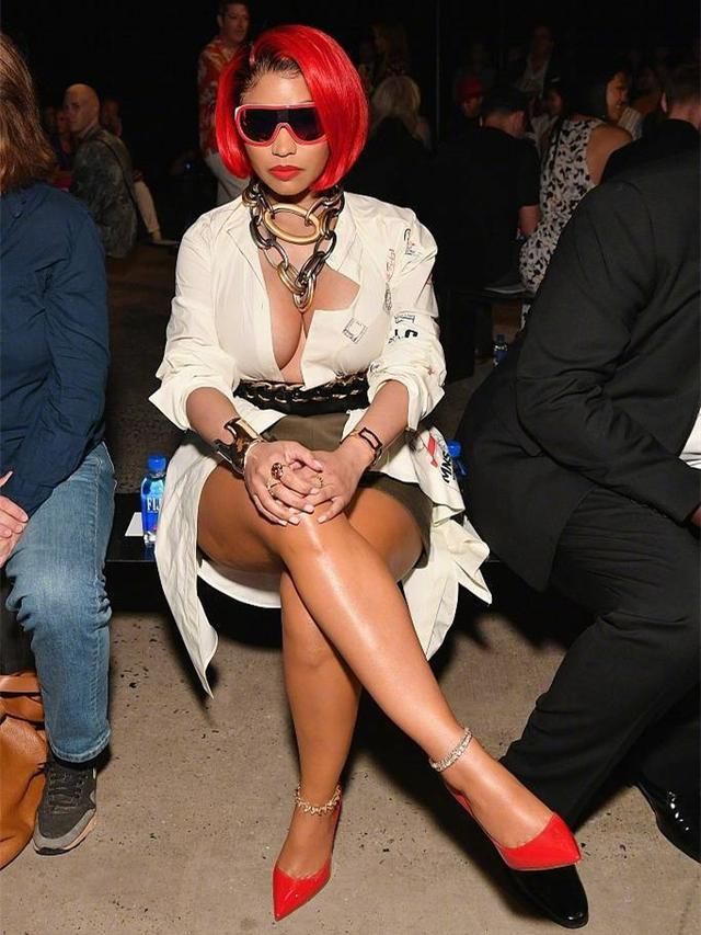 麻辣鸡“鬼畜”造型一套比一套惊艳，这么紧的塑胶连衣裙也敢穿！