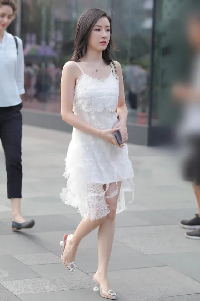  「路人」小姐姐太漂亮了，穿一件白色吊带短裙美成小仙女，吸足路人目光