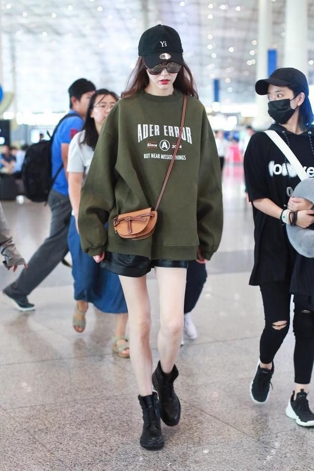 看了唐嫣玩下衣失踪，再看看杨幂，终于明白腿长和腿细的差别了