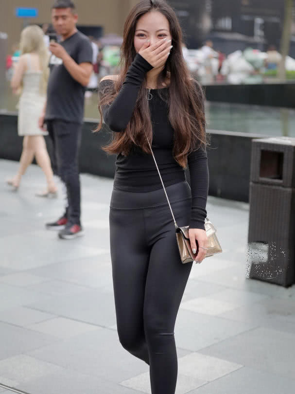 气质小姐姐黑色弹力裤到处都是勒痕，高颜值怎么拍都是美