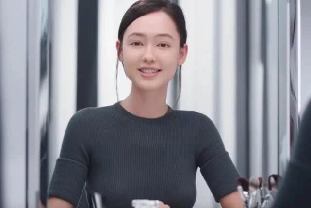  「竟然」香奈儿唯一的御用彩妆模特，竟然不化妆直接上场，看到素颜无话可说！