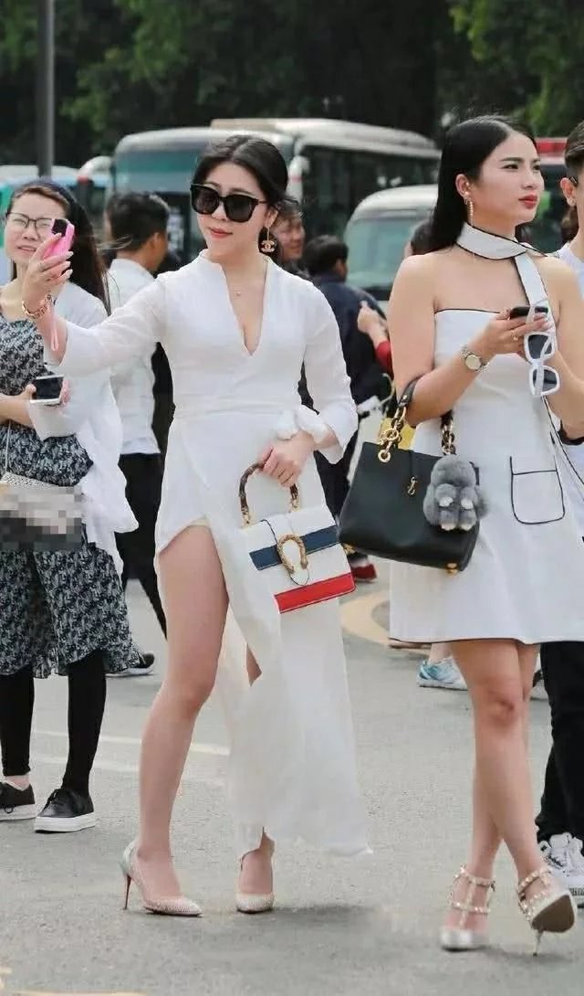 气质小姐姐霸道深V连衣裙，这样的连衣裙玩起了开叉，真是秀完身