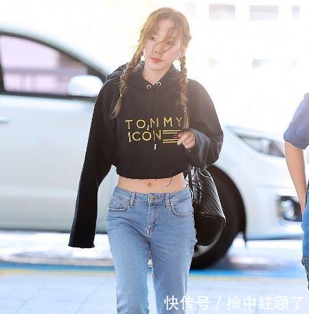 金泰妍真会玩，卫衣剪掉一半凹造型，网友直筒裤内的腿有多粗啊
