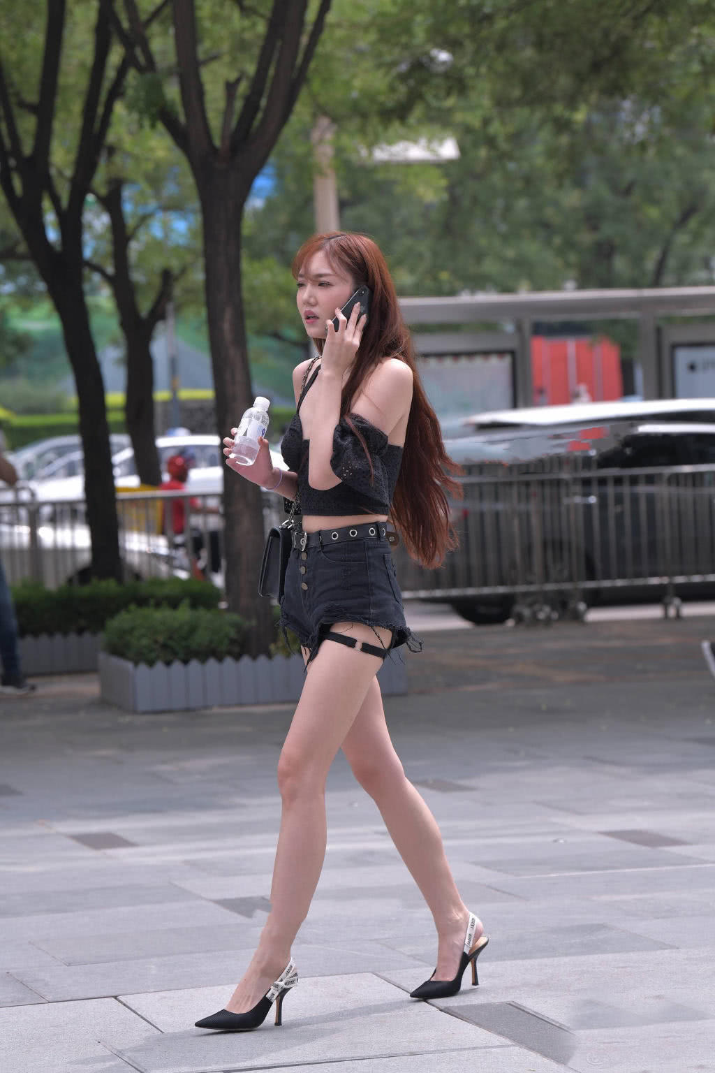 气质小姐姐黑色性感吊带裹胸凸显丰美上围，修长美腿尽显曲线曼妙