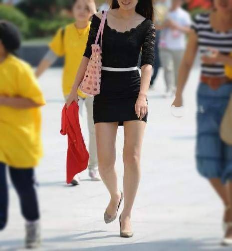  [脚上穿搭]街拍：金黄色印花连衣裙，搭配一字扣高跟鞋，彰显优雅魅力
