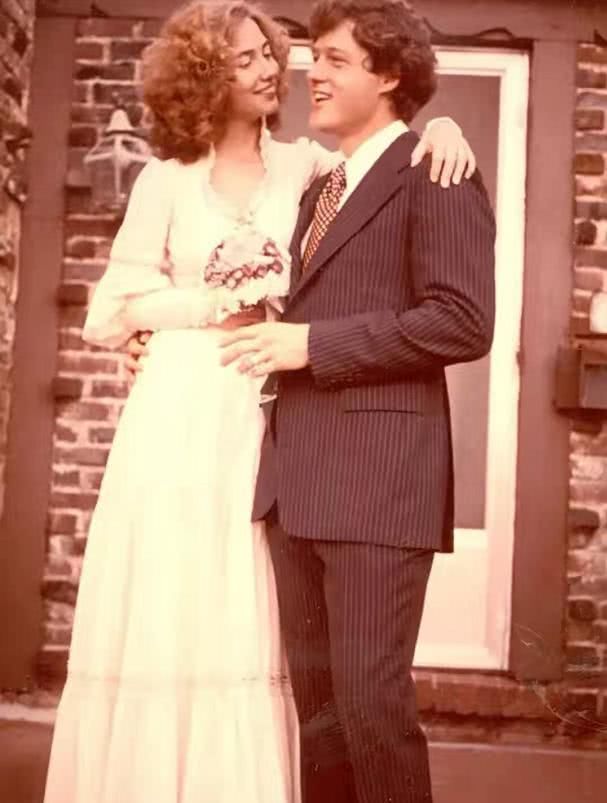  【婚纱照】45年前希拉里婚纱照曝光！烫个爆炸头把克林顿当小弟，大姐范十足