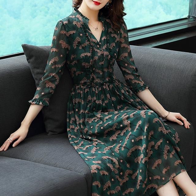 看看这些女人,身上的裙子精致大方有女人味,准