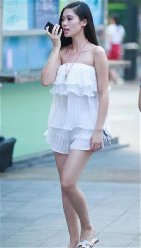  「披肩」街拍：长发披肩的美女，穿白色裹胸短裙，秀出纤细长腿
