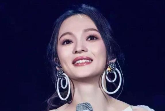  『气质』女人50岁以后尽量少戴这3种首饰,没气质还显俗气,尤其最后一种