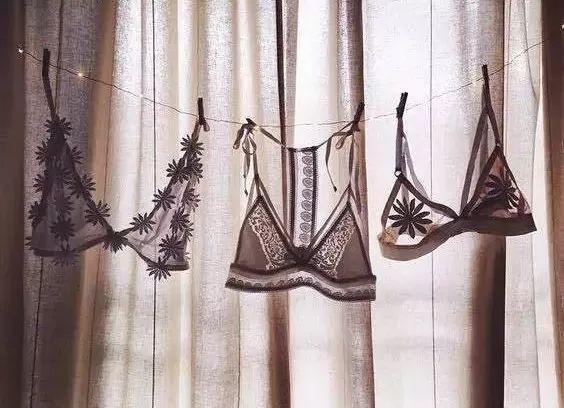 露背露肩深V的妹子别走，你们的内衣呢？