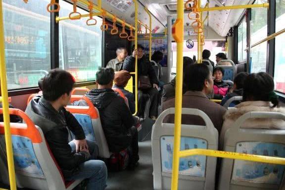 一趟2元！公交车明明不赚钱，为什么从早到晚一直跑？终于明白了
