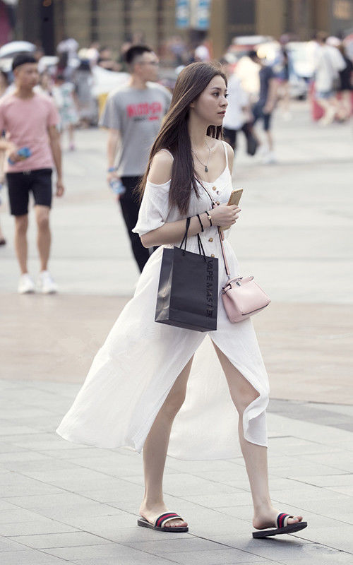 街拍路人,穿搭风格各异的路人,引领着夏日街头时尚潮流