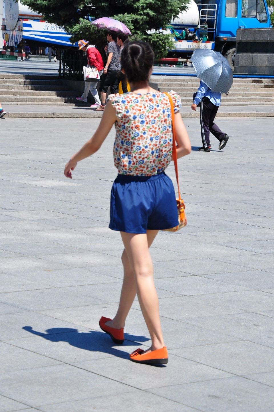 漂亮的哈尔滨姑娘不输俄罗斯,每到夏天满街大长腿怒放争艳