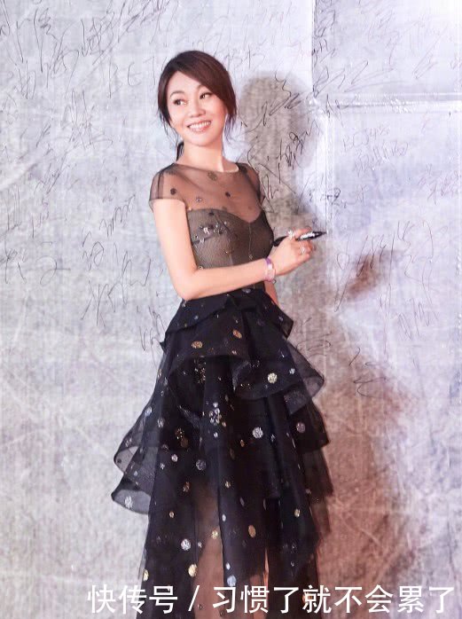 47岁闫妮也爱美，竟在裙子上喷满了“泡沫”？秒变18岁少女