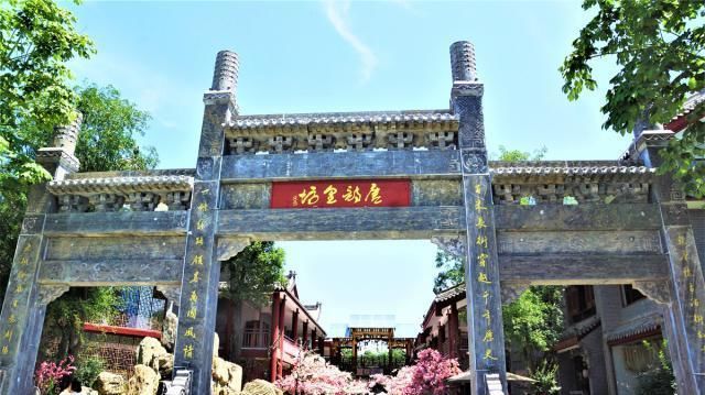 距西安75公里，武则天乾陵脚下，新建的大唐小镇，一年多就没人了