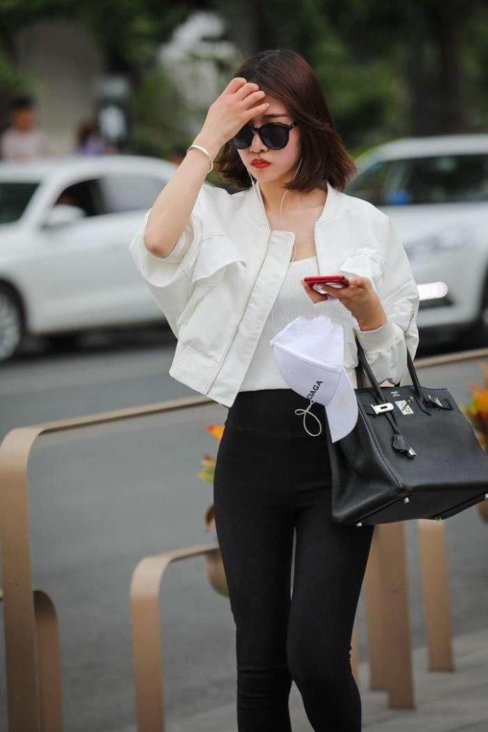 白上衣黑色紧身裤，既酷帅又不失女人味，这种感觉让人欲罢不能!